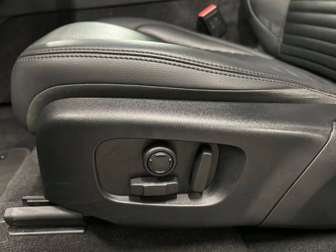 Used 2025 Land Rover Discovery Sport S image 17