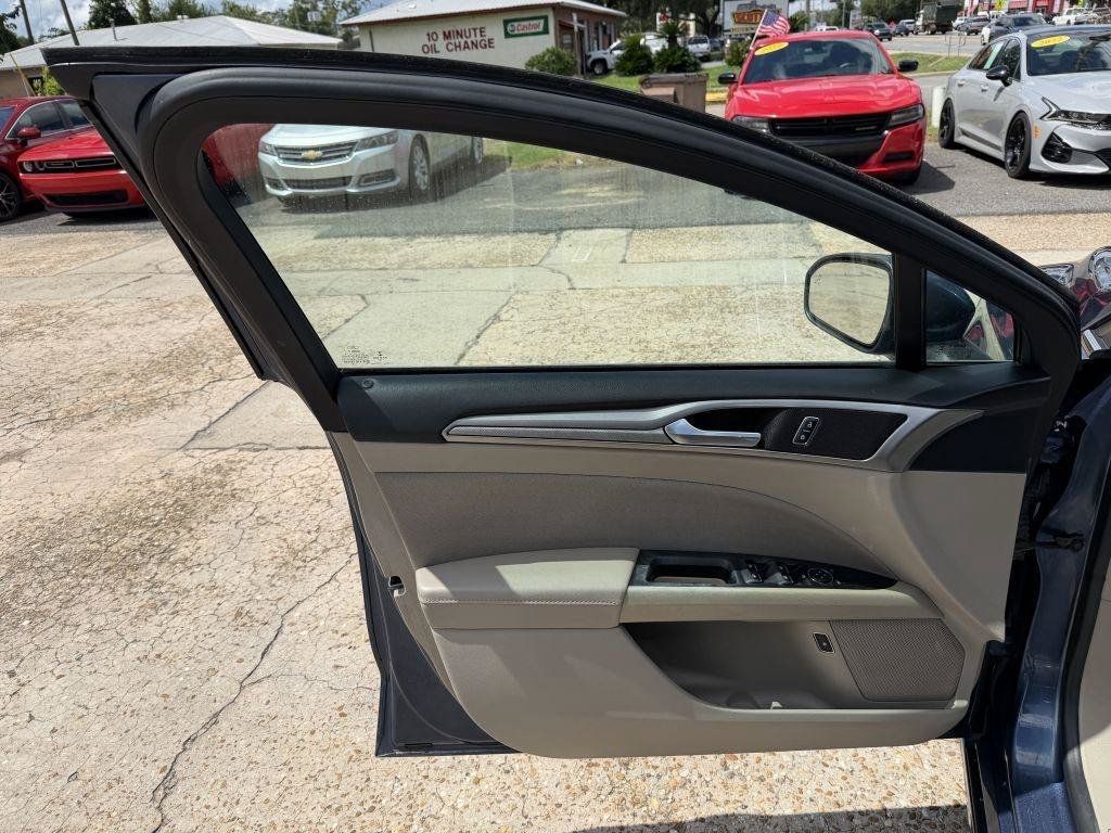 Used 2019 Ford Fusion SE FWD image 12