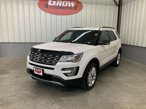 Used 2017 Ford Explorer XLT w/ Equipment Group 202A AWD/4WD image 8
