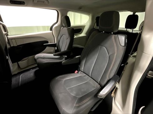 Used 2017 Chrysler Pacifica Touring image 26