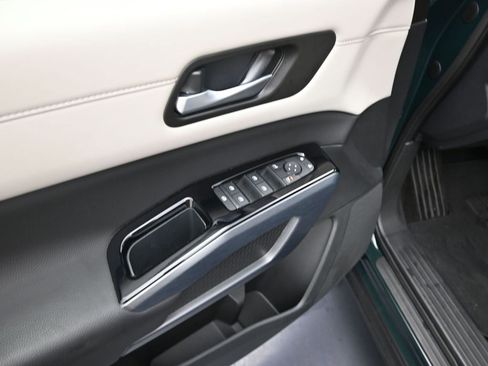 Used 2025 Nissan Pathfinder SL image 11