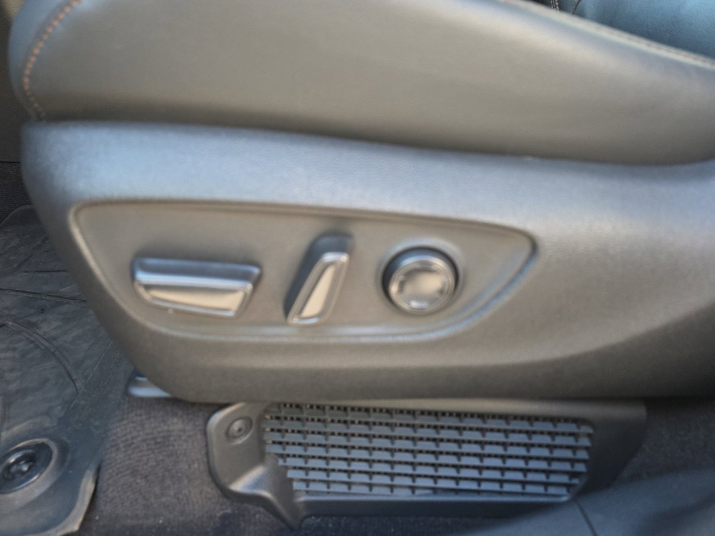 Used 2025 Toyota Sienna Limited AWD/4WD image 8