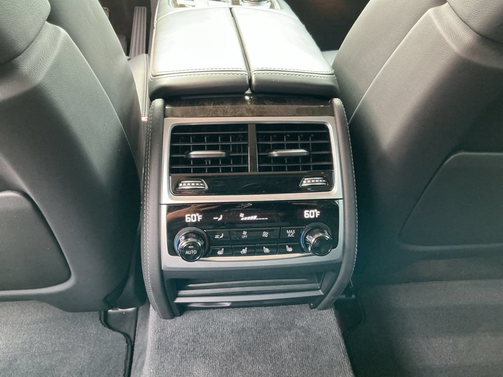 Used 2022 BMW 750i xDrive w/ Luxury Rear Seating Package AWD/4WD image 28