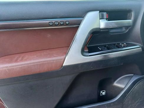 Used 2016 Toyota Land Cruiser Sport Utility 4D image 23