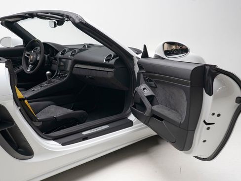 Used 2020 Porsche 718 Boxster Spyder RWD image 48