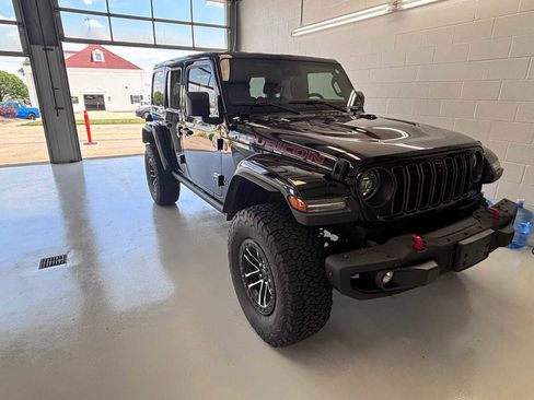 Used 2024 Jeep Wrangler Unlimited Rubicon AWD/4WD image 2
