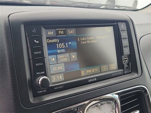 Used 2014 Chrysler Town & Country Limited image 26