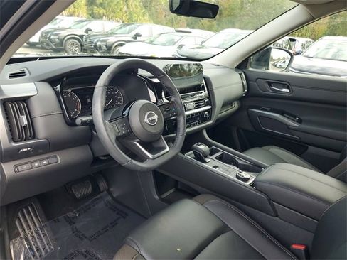 Used 2024 Nissan Pathfinder SL image 12