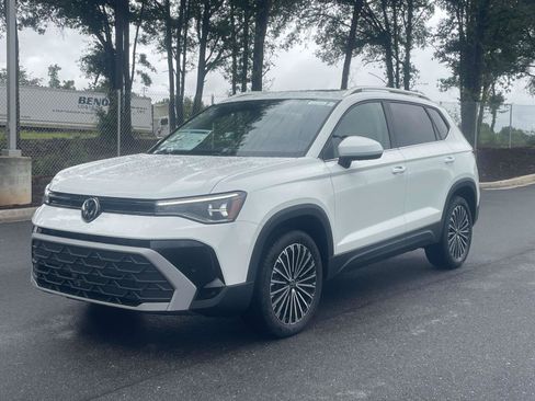 New 2026 Volkswagen Taos SE FWD image 3