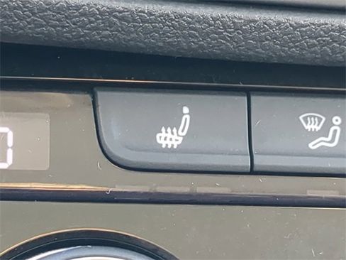 Certified 2023 Volkswagen Jetta SE w/ Panoramic Sunroof Package image 24