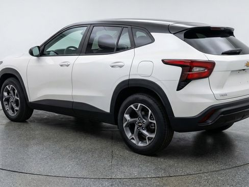 Used 2025 Chevrolet Trax LT w/ LT Convenience Package image 6