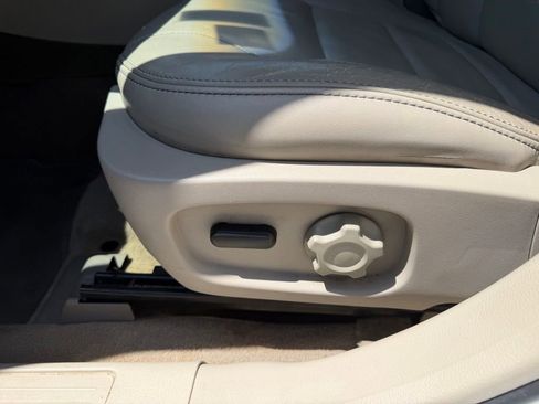 Used 2012 Ford Taurus SEL FWD image 15