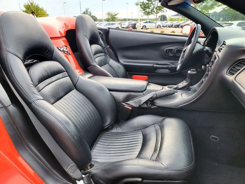 Used 2000 Chevrolet Corvette Convertible w/ Performance Handling Pkg image 19