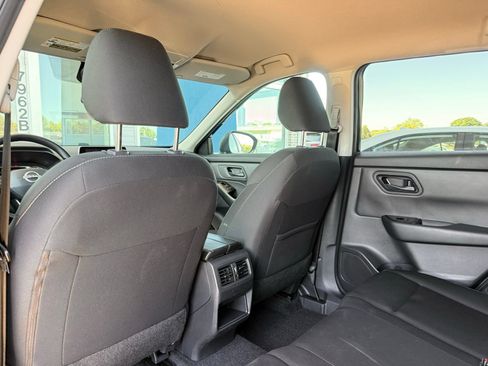 Used 2025 Nissan Rogue S FWD image 19
