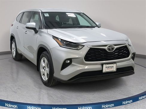 Certified 2024 Toyota Highlander LE image 3