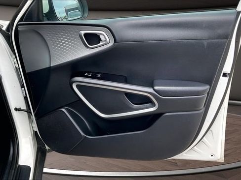 Used 2023 Kia Soul LX w/ LX Technology Package FWD image 22