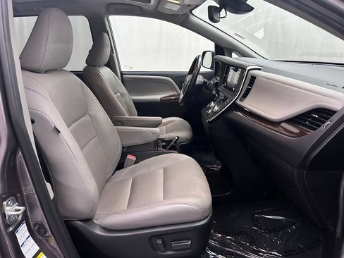 Used 2019 Toyota Sienna Limited Premium AWD/4WD image 19
