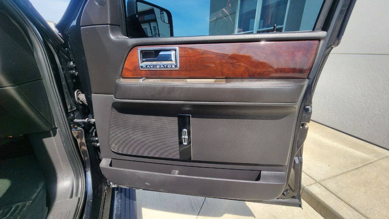 Used 2013 Lincoln Navigator 4WD image 16
