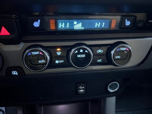 Used 2016 Toyota Tacoma TRD Sport image 32