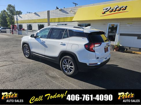 Used 2024 GMC Terrain SLT image 2