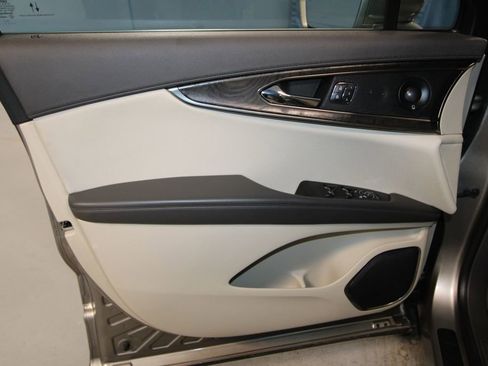 Used 2020 Lincoln Nautilus Reserve w/ Equipment Group 201A image 5