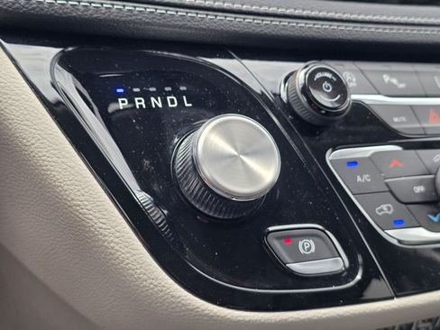 Used 2023 Chrysler Pacifica Touring-L FWD image 23