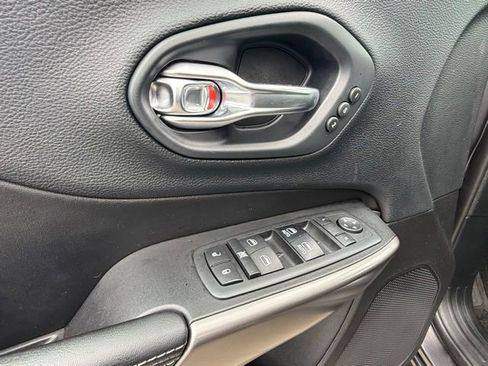 Used 2019 Jeep Cherokee Overland AWD/4WD image 14