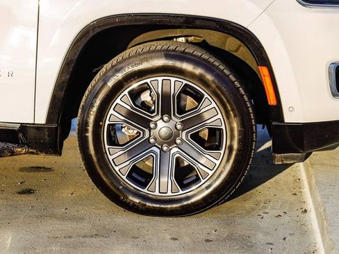 Used 2024 Jeep Wagoneer Series II w/ Flexible Seating Group image 11