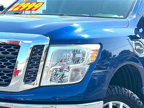 Used 2017 Nissan Titan SV w/ Heavy Duty GAWR Package AWD/4WD image 4