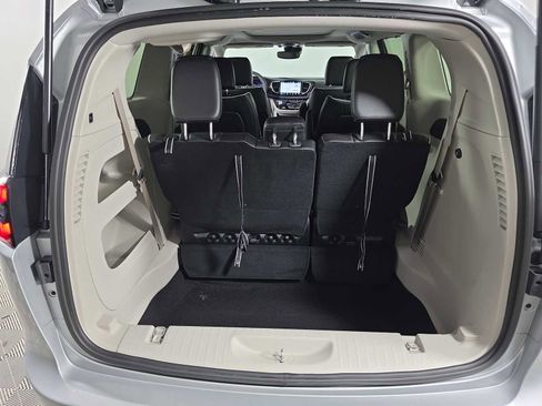 Used 2024 Chrysler Pacifica Limited image 33