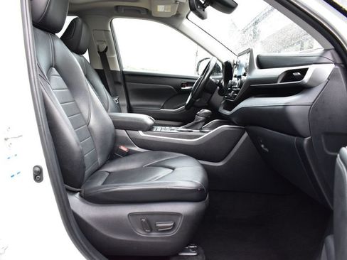 Used 2020 Toyota Highlander XLE AWD/4WD image 15