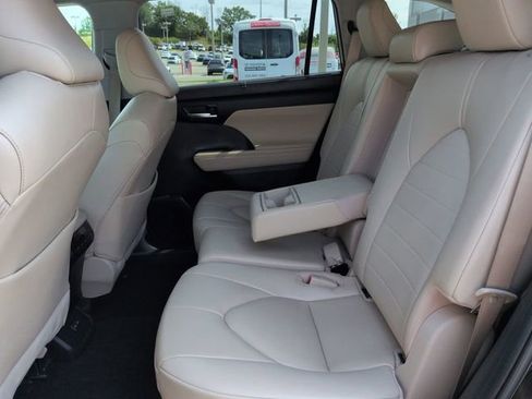 Used 2023 Toyota Highlander XLE FWD image 14