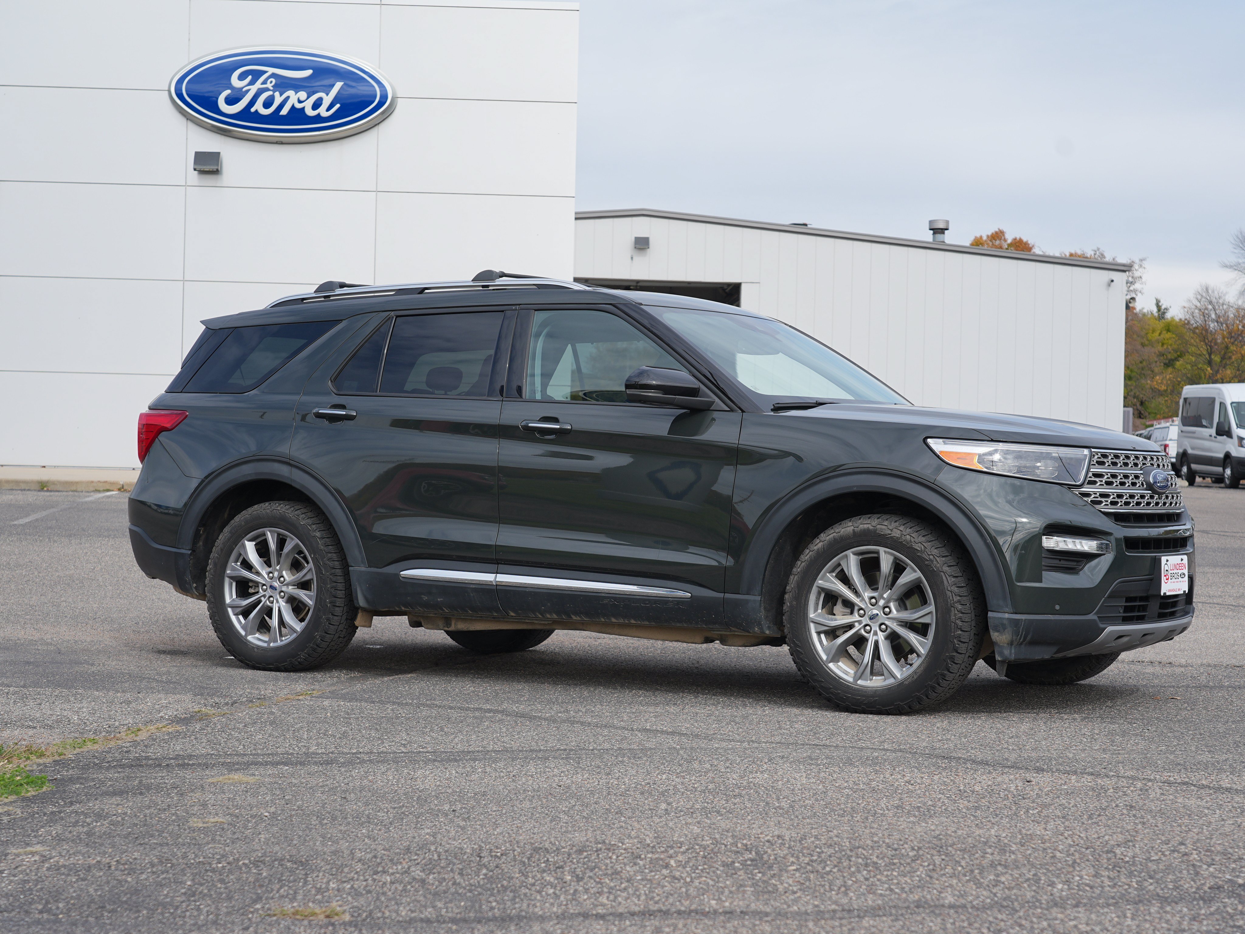 Used 2022 Ford Explorer Limited w/ Equipment Group 301A AWD/4WD image 2