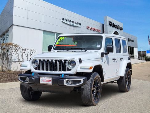 Used 2024 Jeep Wrangler Unlimited Sahara w/ Technology Group AWD/4WD image 2