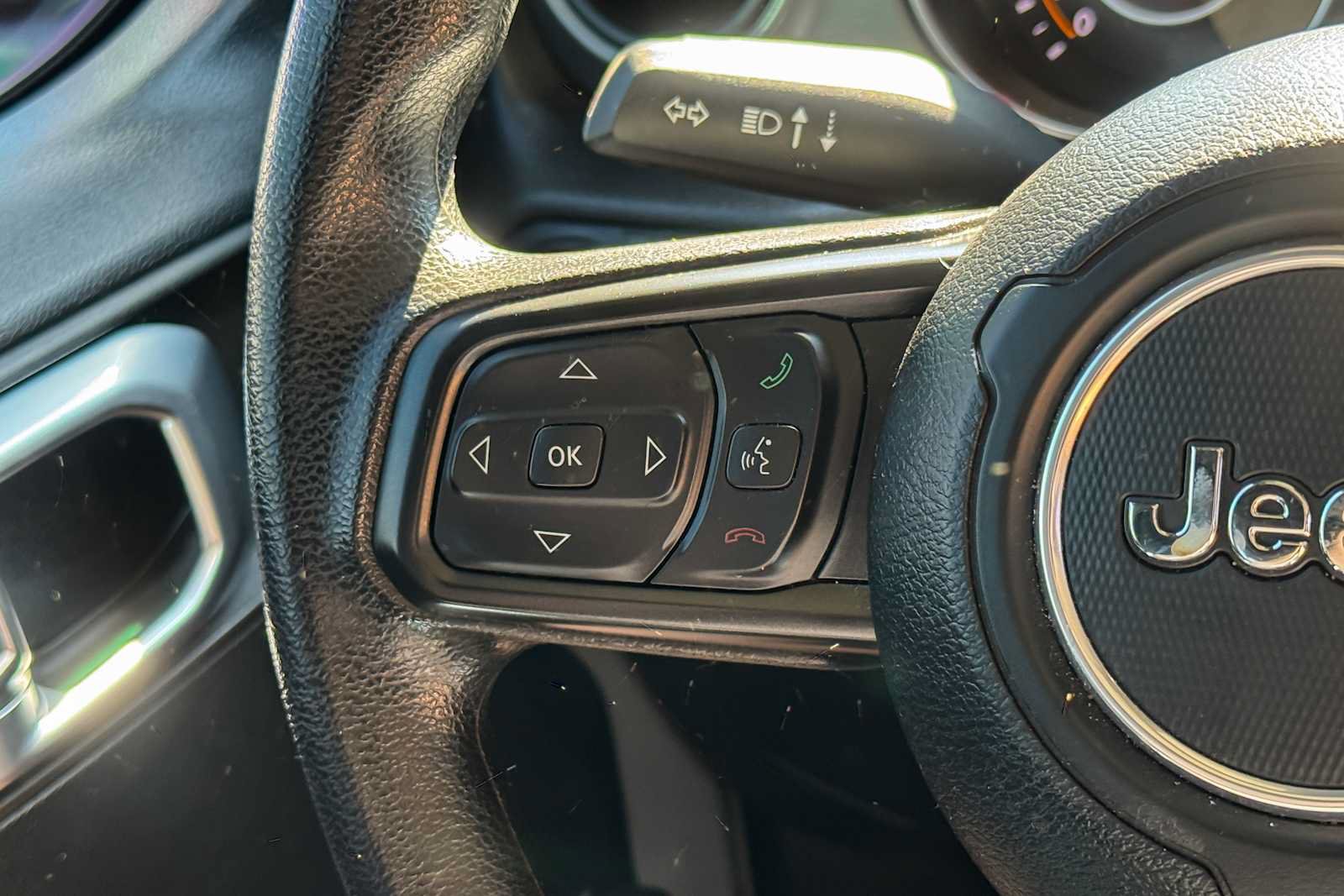 Certified 2022 Jeep Gladiator Sport AWD/4WD image 15