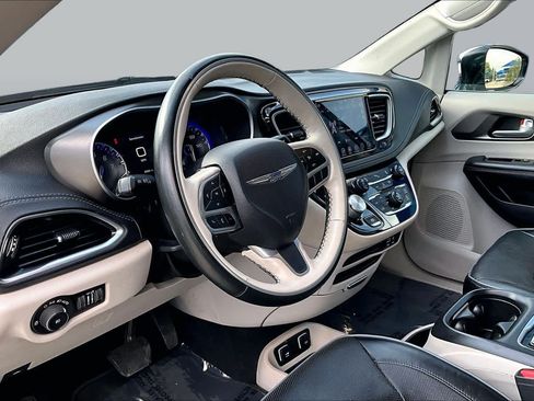Used 2019 Chrysler Pacifica Limited FWD image 17