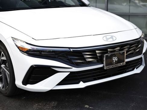 Used 2025 Hyundai Elantra Limited FWD image 2