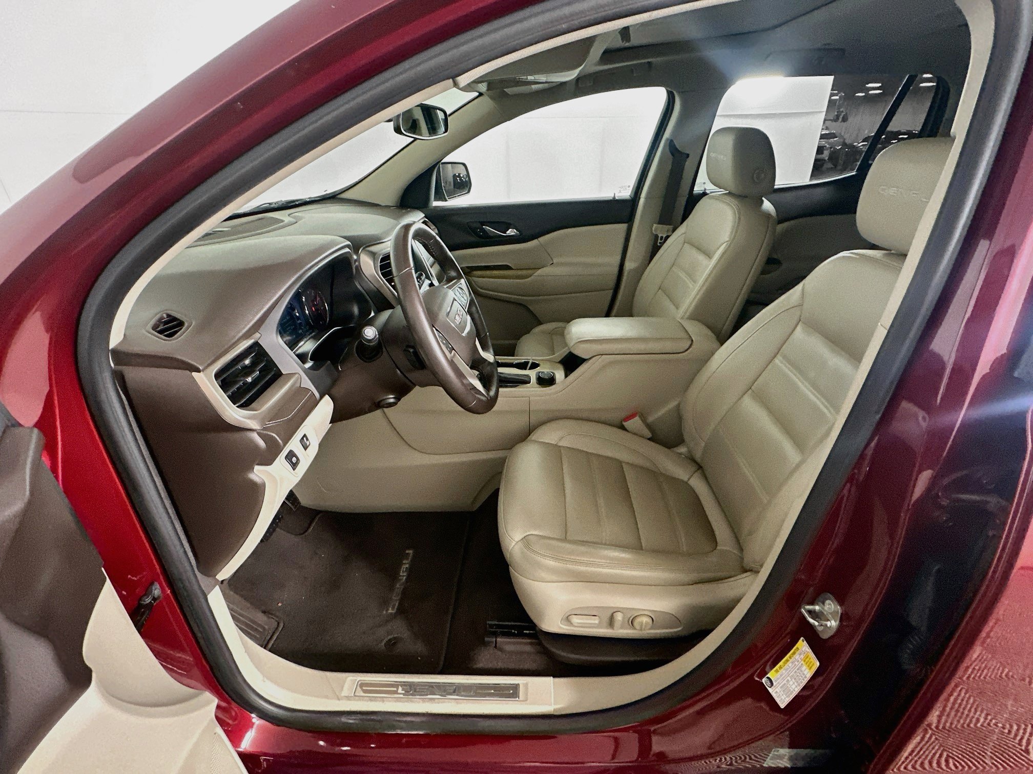Used 2018 GMC Acadia Denali w/ Technology Package FWD image 13