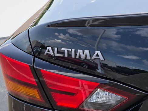 Used 2025 Nissan Altima 2.5 SV FWD image 8