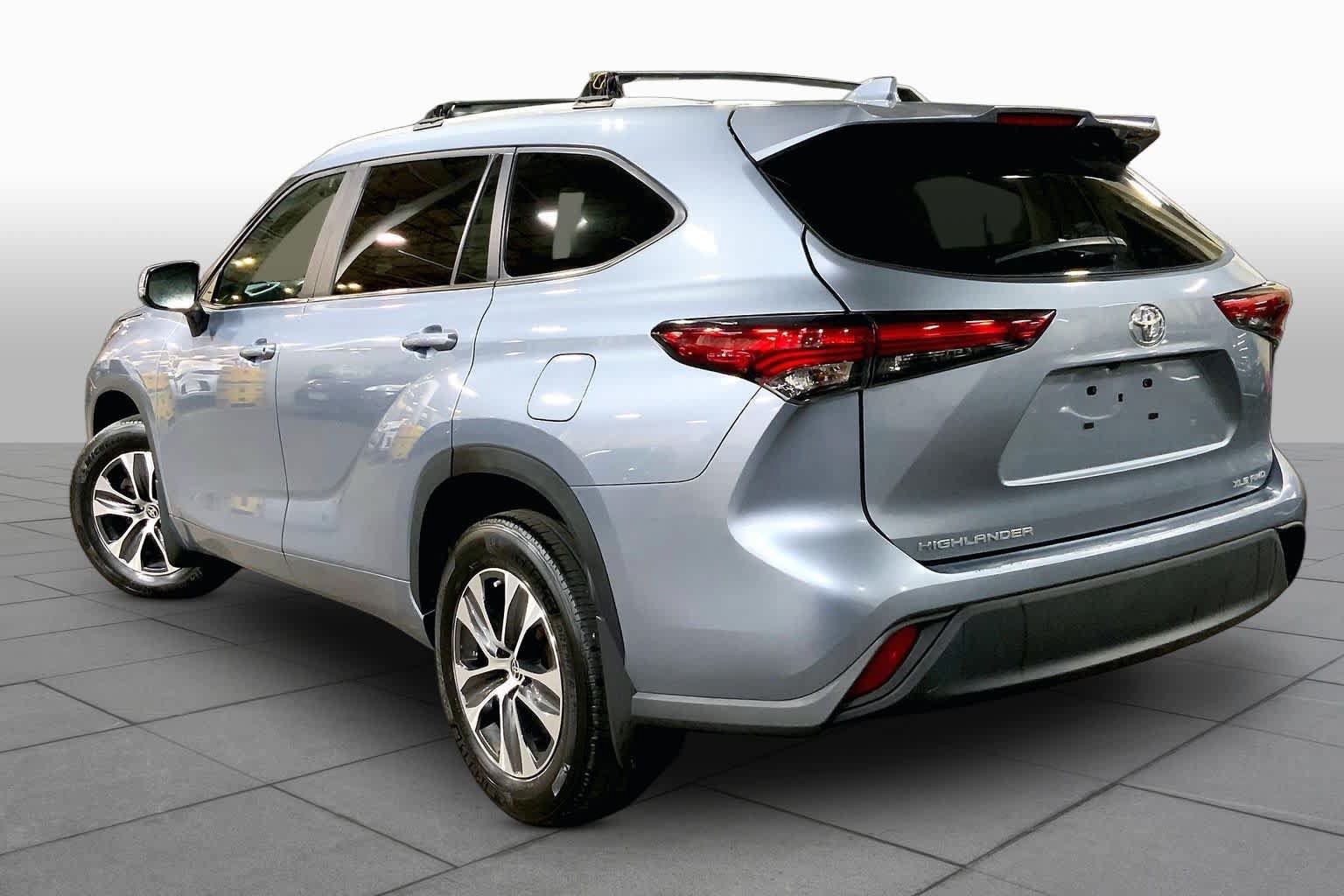 Used 2023 Toyota Highlander XLE AWD/4WD image 12