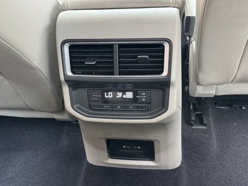 Used 2024 Volkswagen Atlas SE AWD/4WD image 14