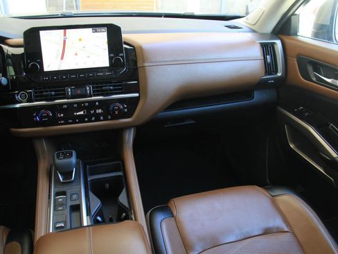 Used 2024 Nissan Pathfinder Platinum FWD image 10