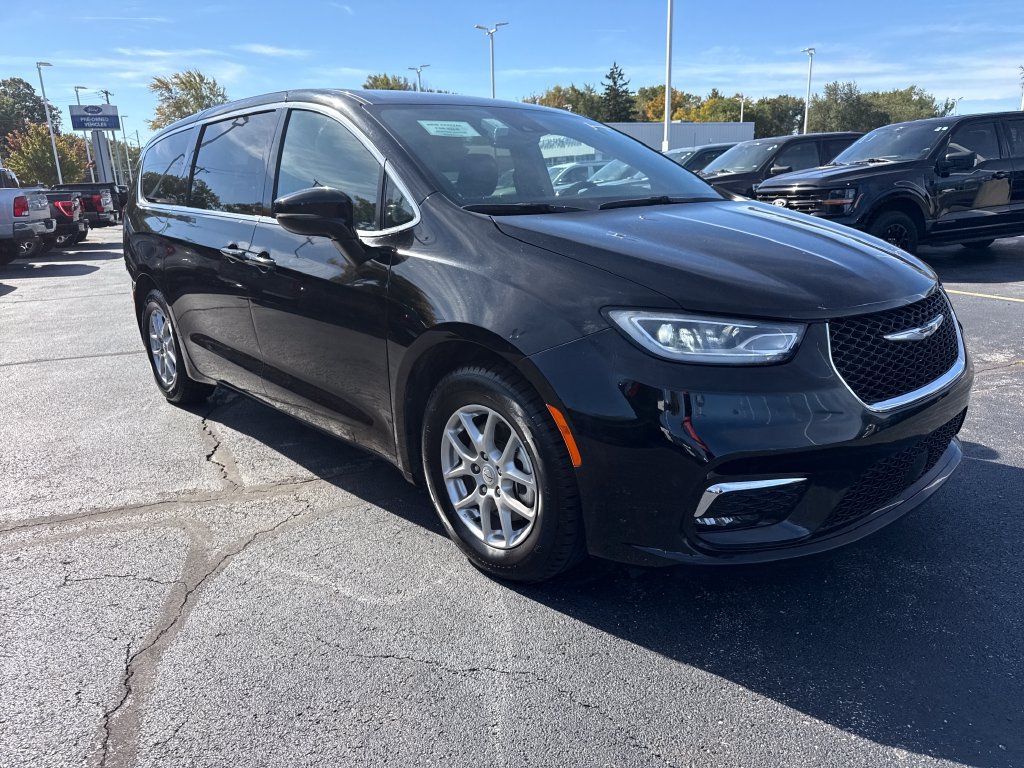 Used 2025 Chrysler Pacifica Select FWD image 4