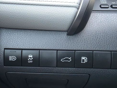 Used 2018 Toyota Camry SE FWD image 19