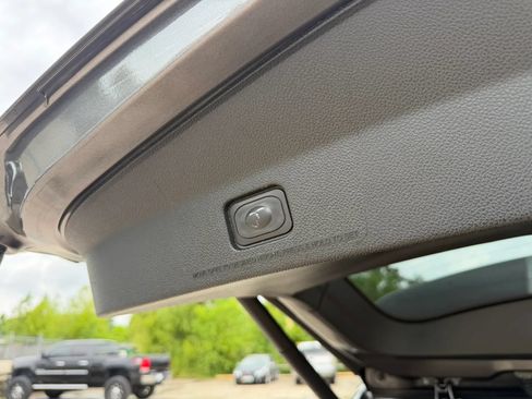 Used 2017 Ford Explorer XLT w/ Equipment Group 201A FWD image 21