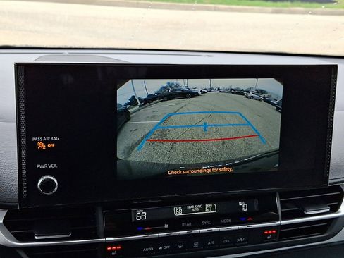 Used 2025 Toyota Sienna XLE image 18