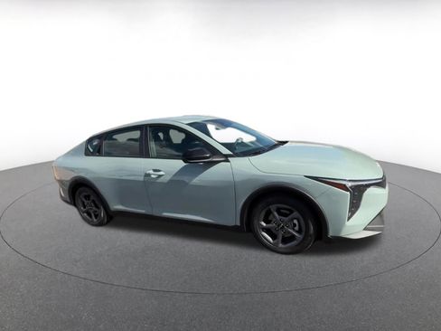 Used 2025 Kia K4 LXS image 2