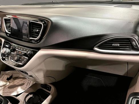 Used 2018 Chrysler Pacifica Touring-L Plus w/ Advanced Safetytec Group FWD image 18
