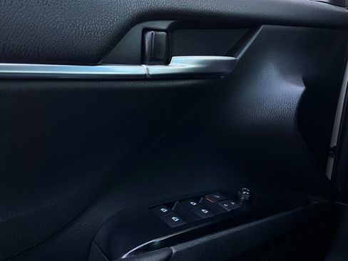 Used 2018 Toyota Camry SE image 18