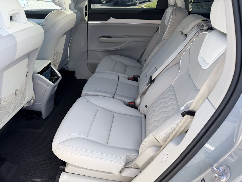 Certified 2025 Volvo EX90 Ultra AWD/4WD image 23